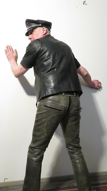 Next Image >>