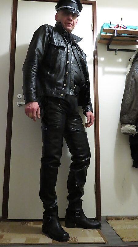 Next Image >>