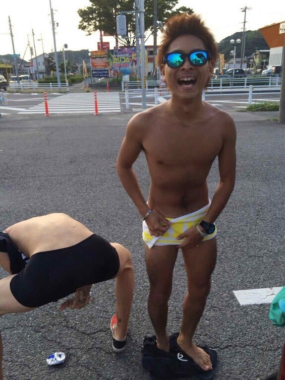 Next Image >>