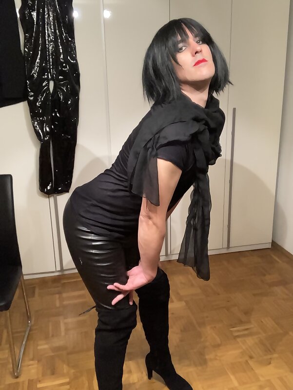 Next Image >>