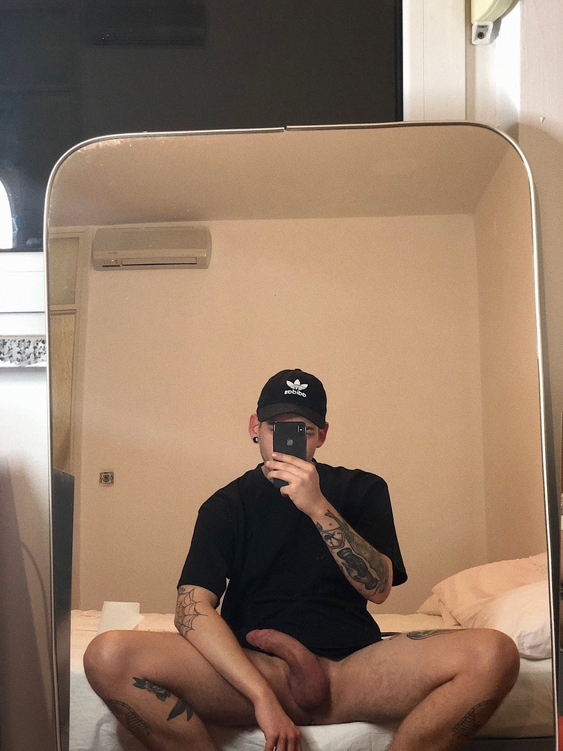 Um beijo intenso entre dois homens em um ambiente escuro