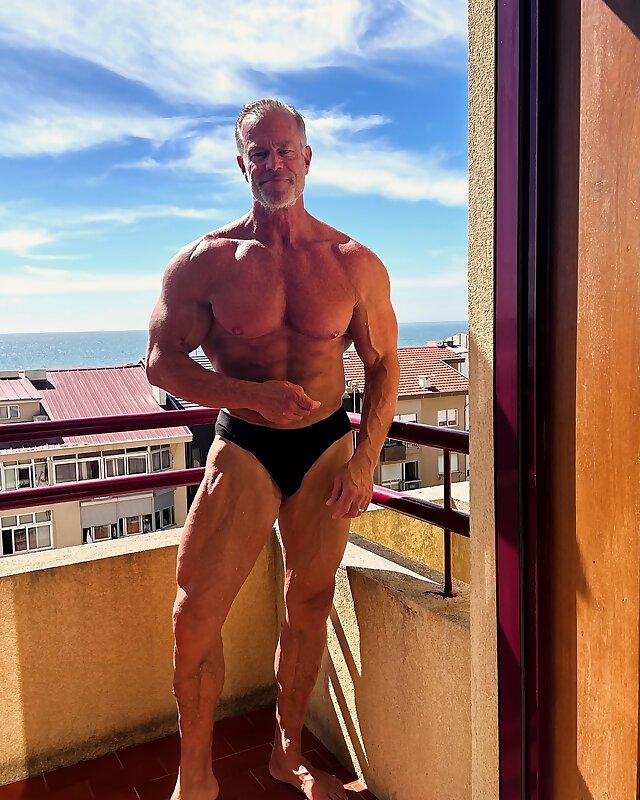 Next Image >>