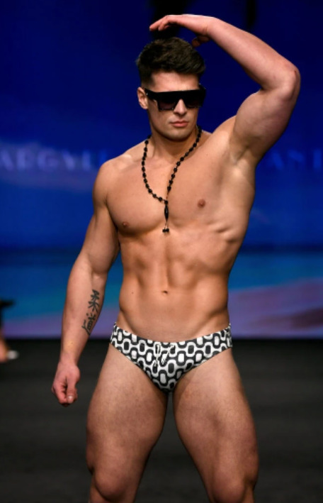 Next Image >>