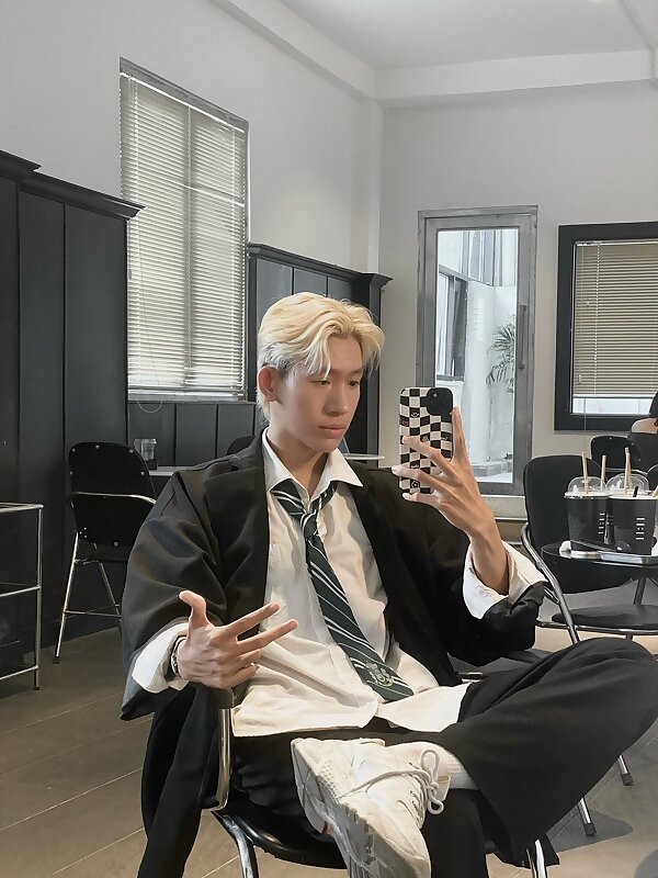 Next Image >>