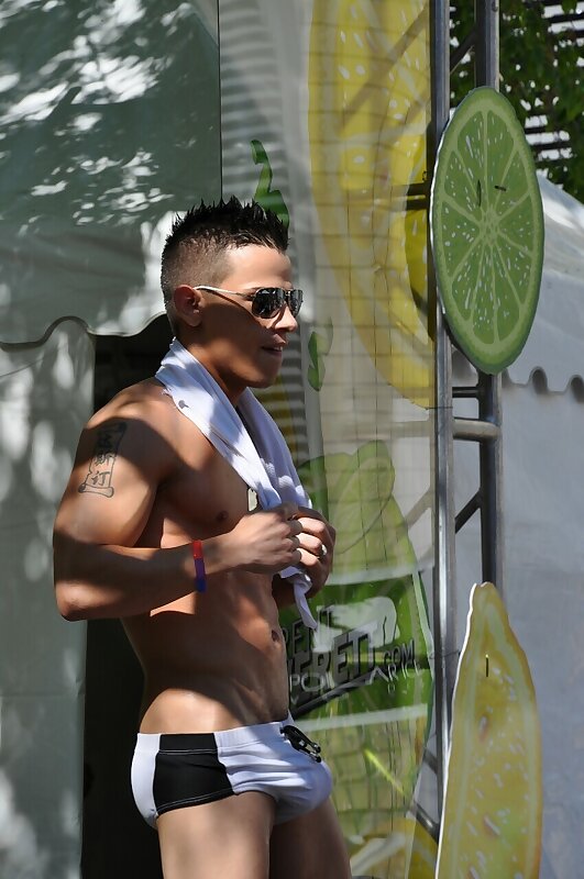 Next Image >>