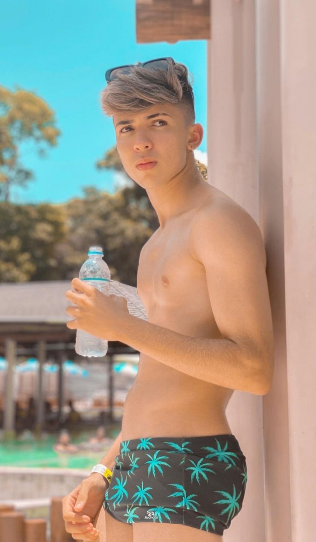 Shirtless Beauty Photo 18 