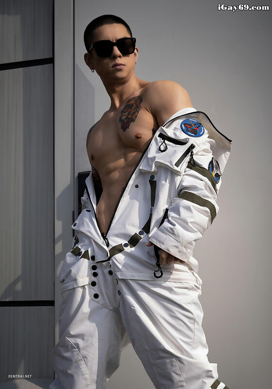 Next Image >>