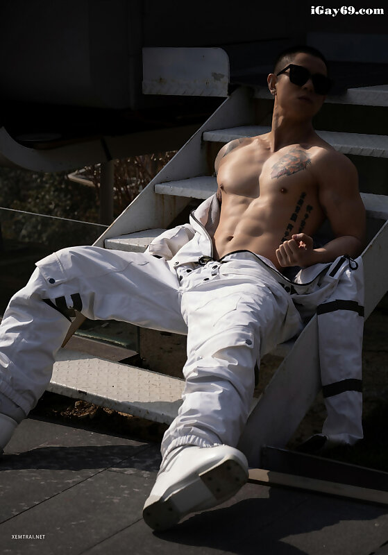 Next Image >>