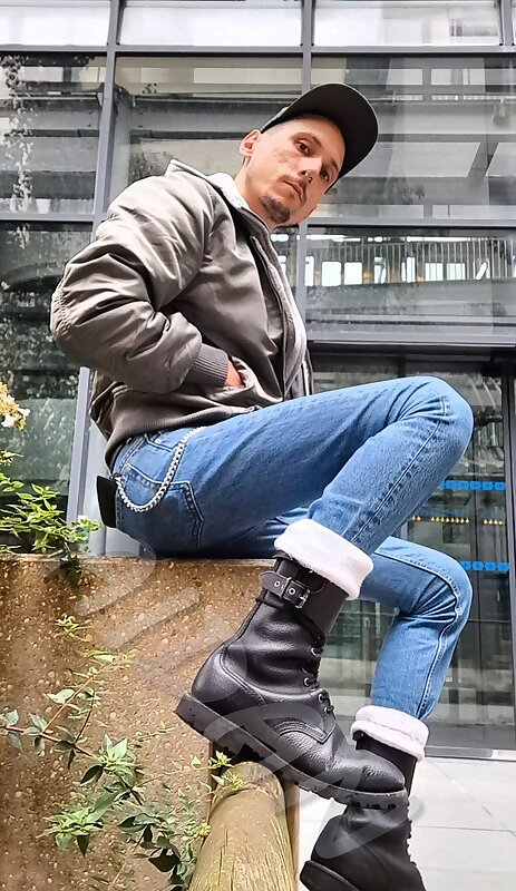 Next Image >>