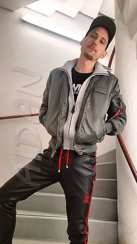 Next Image >>