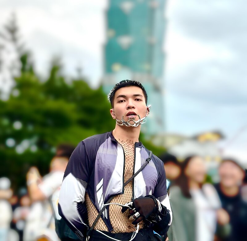 Next Image >>