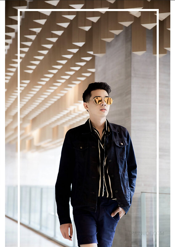 Next Image >>