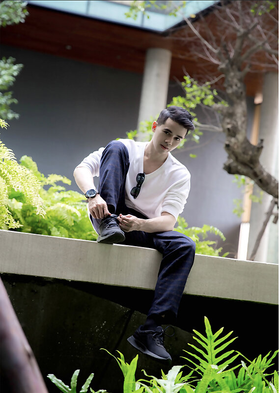 Next Image >>