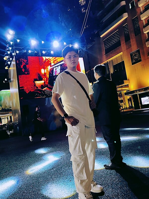 Next Image >>