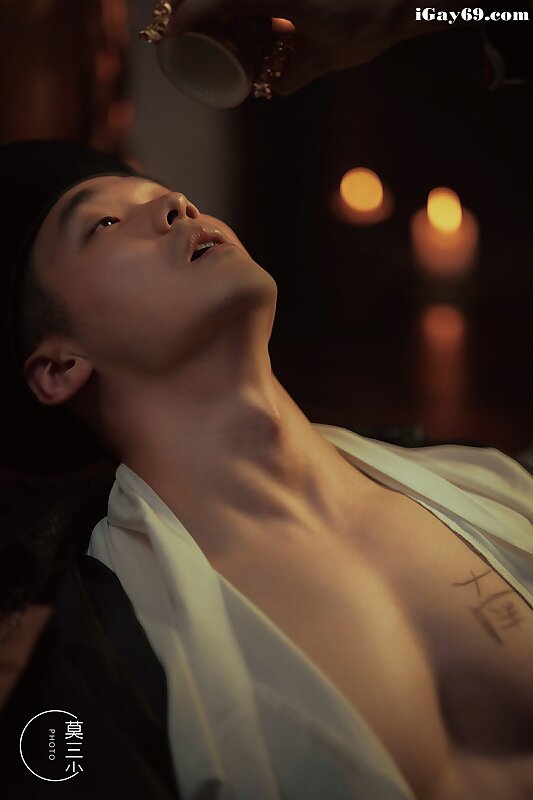 Next Image >>