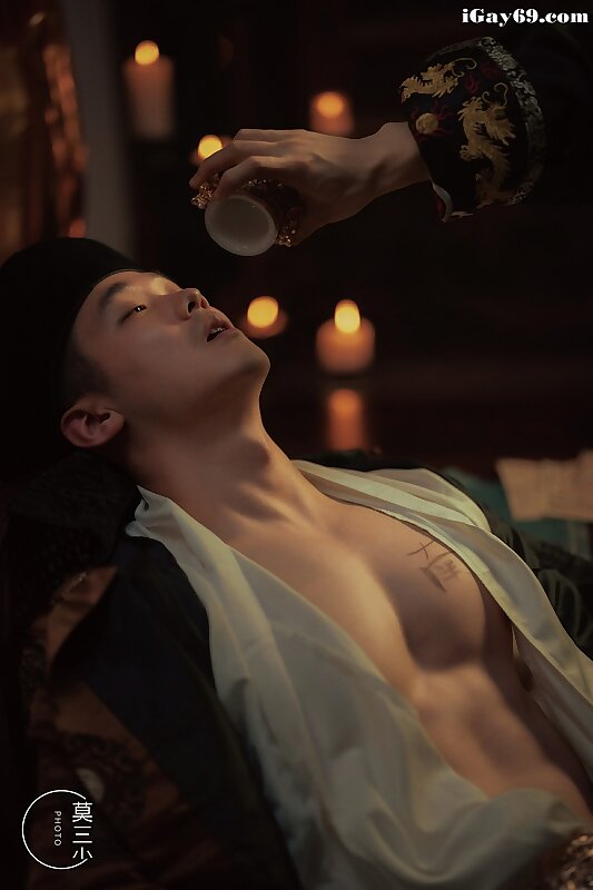 Next Image >>