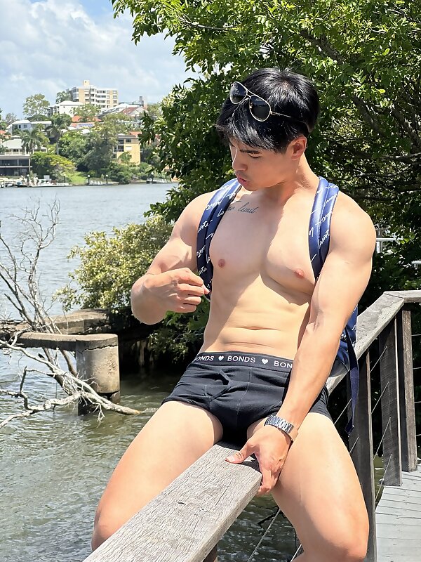 Next Image >>