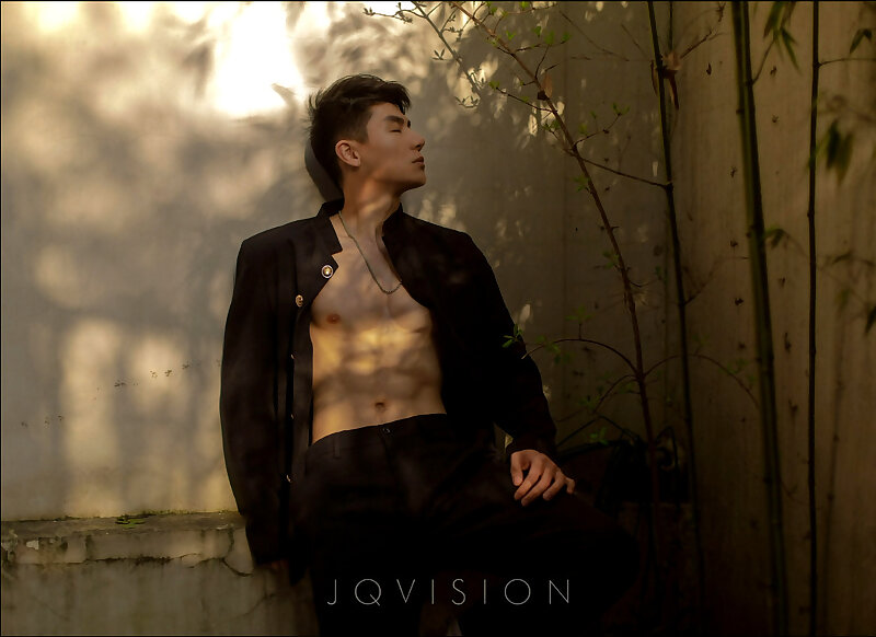 Next Image >>