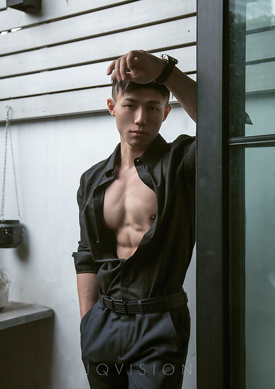 Next Image >>