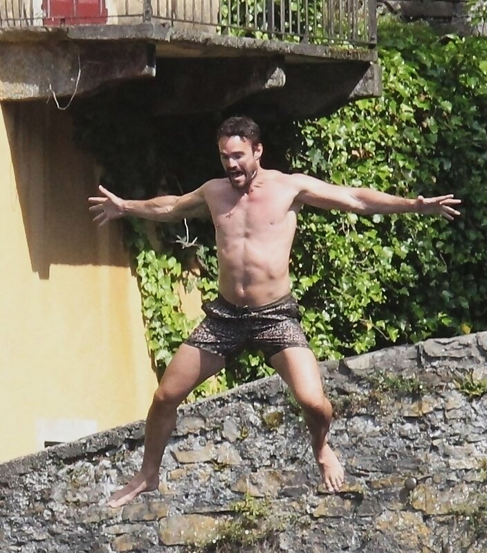 Next Image >>