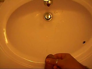 Amateur Dude Whacking Off In Sink