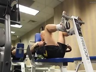 Dude jerks off in the gym