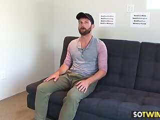 Amateur gay guy gives a great audition for the camera