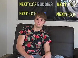 Sixpack college jock cums after wanking at his casting