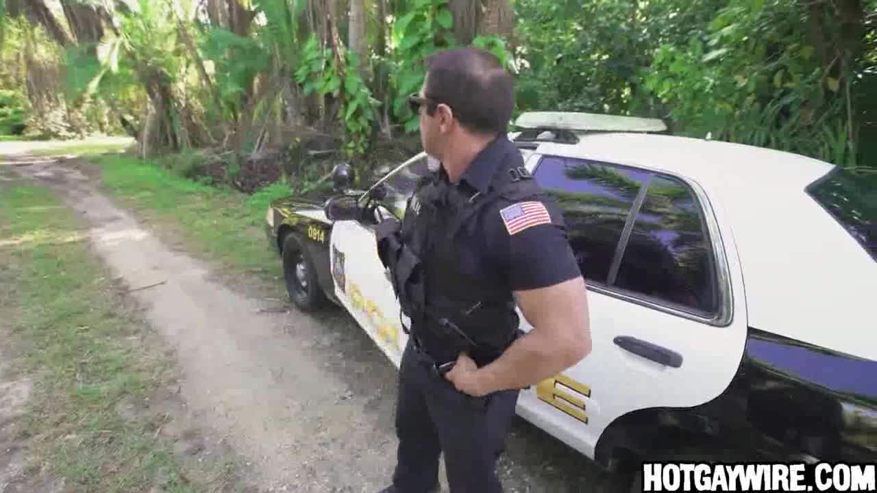 Cop get a surprise when he asked him to pull over - BoyFriendTV.com