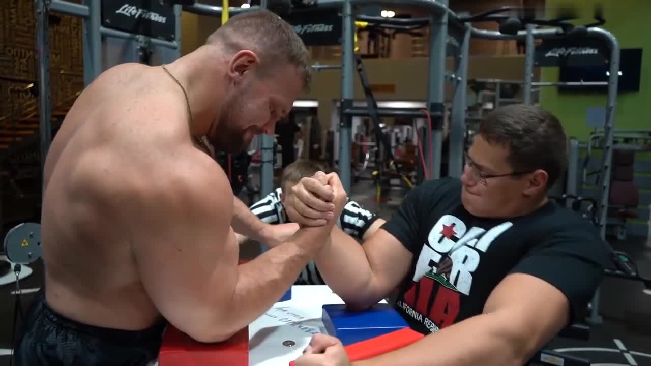 Muscle Hunks　Arm Wrestling