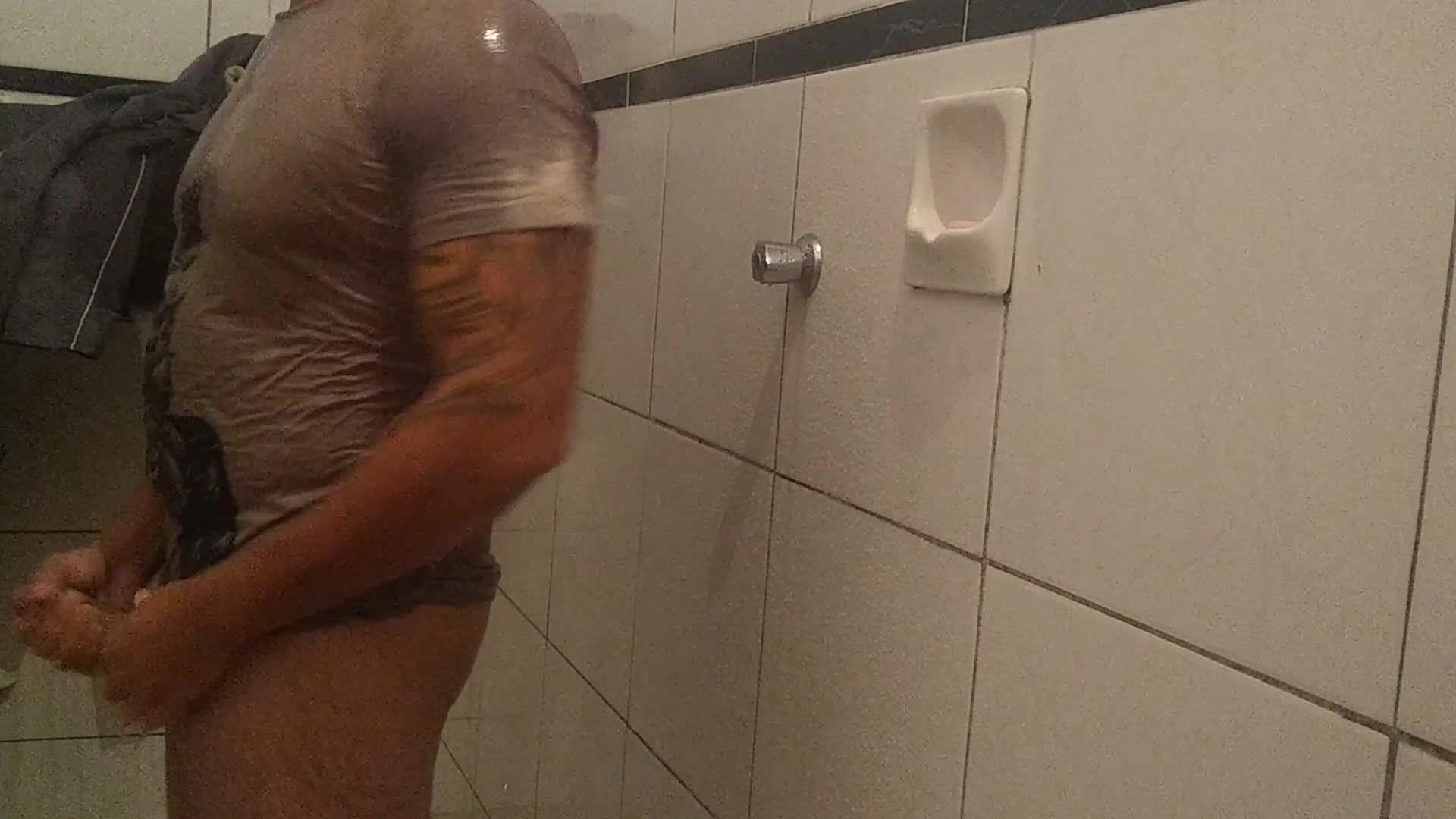 Bombado Tatuado Gostoso Se Masturbando No Chuveiro 7382