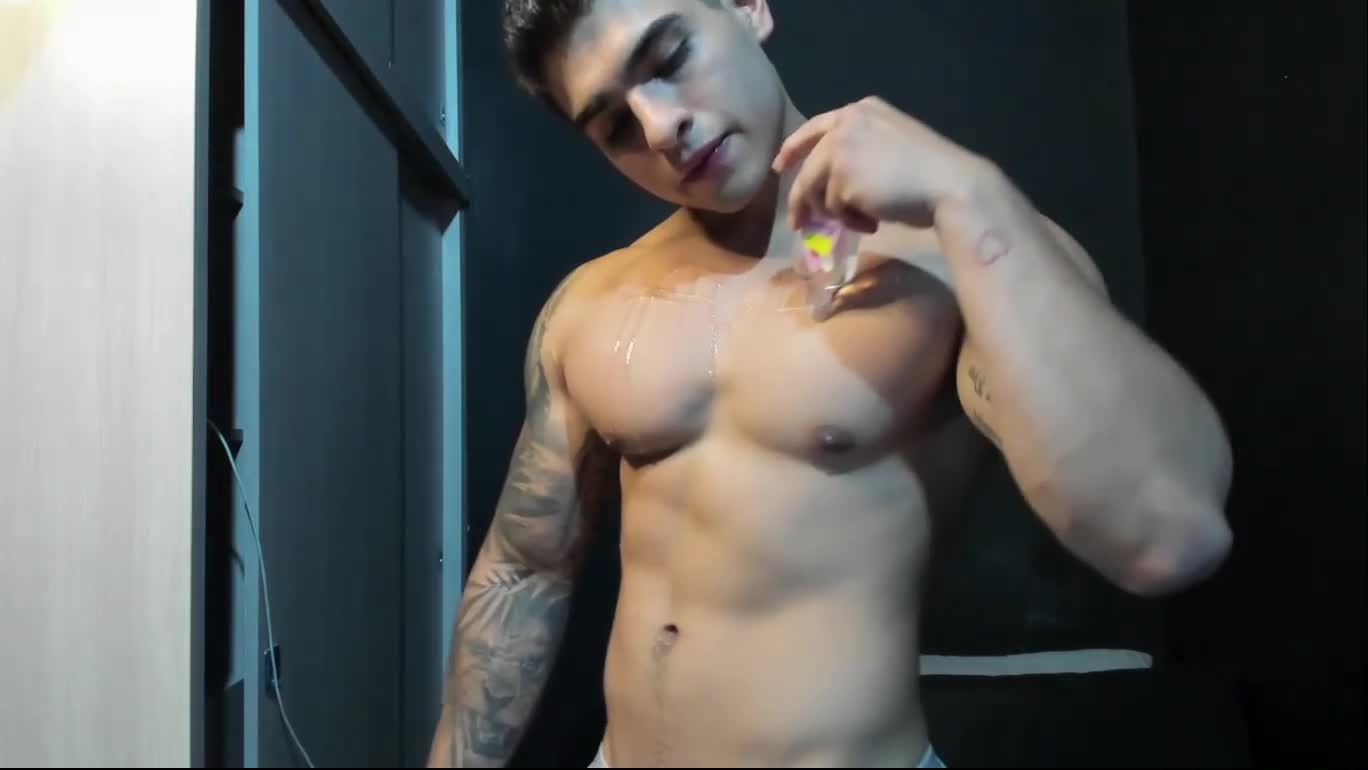 Muscle Hunk Nicolas - BoyFriendTV.com