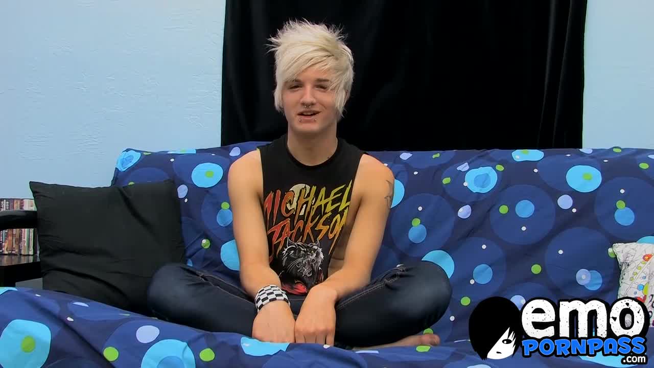 Emo twink Austin Mitchell gives his cock a good wanking