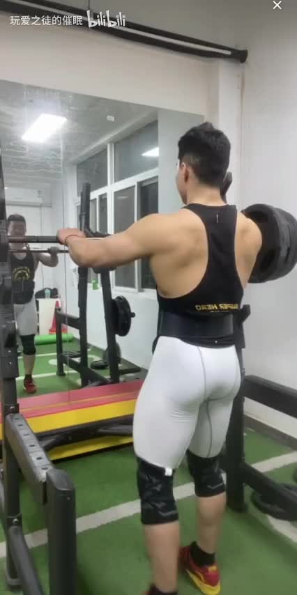 A Chinese Muscle Man Workout with Sexy Tights 11